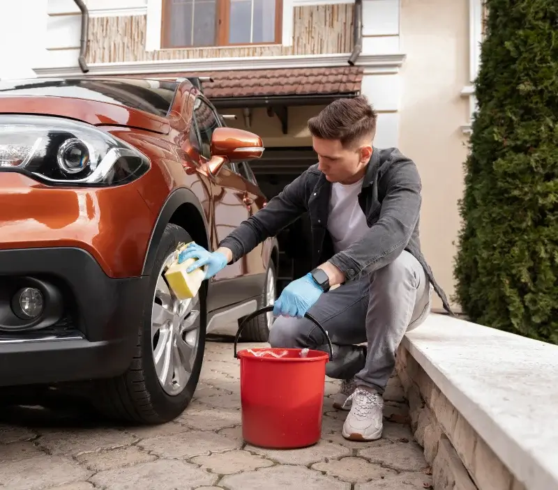 Lavage auto à domicile Fournès : professionnel intervenant sur un véhicule